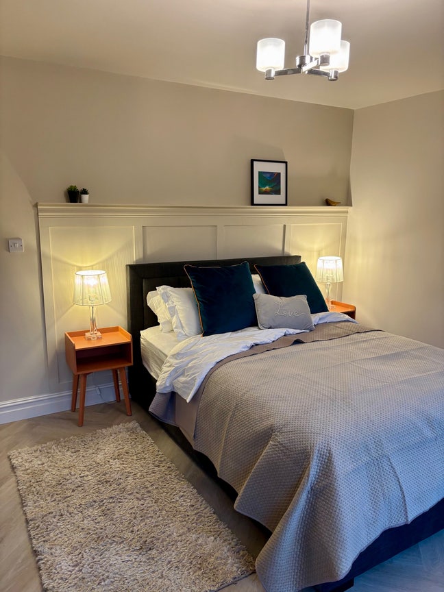 Self contained one bed flat with parking & garden Main Photo