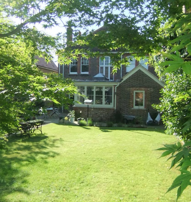 Quiet room in large house Main Photo