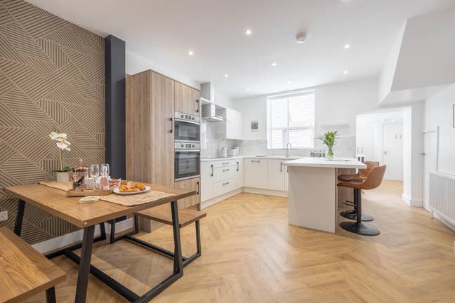 Stunning EnSuite Room - BT5 - Available NOW! Main Photo