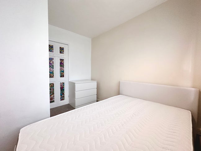  Double Bedroom Available Main Photo
