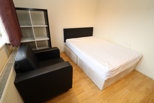 2 Double Rooms 10mins Walk to CW/ Next to Tesco Main Photo