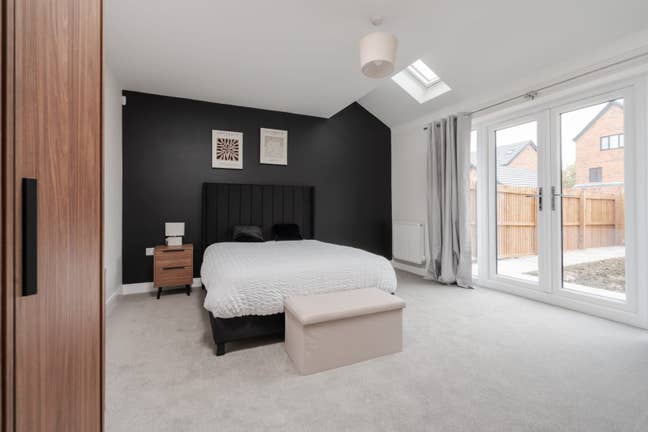 Fully Furnished- Bills Included- Cohen Ave, M34 Main Photo