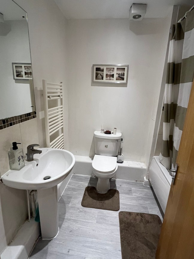 Female only, free gym,en-suite room Stratford E15  Main Photo
