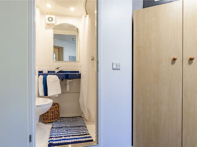 Spacious Room for Rent – All Bills Included Main Photo
