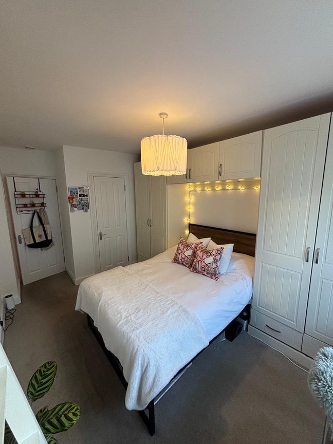Double Room in Southfields flat!  Main Photo