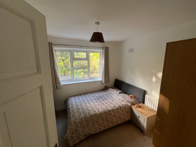 Modern Double Room  – 5 Min to Earlsfield Station Main Photo