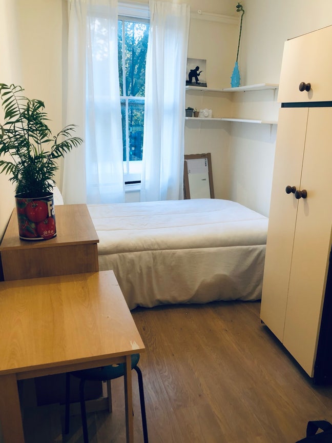 5 min Mile End tube Quiet Clean Move in Right Away Main Photo