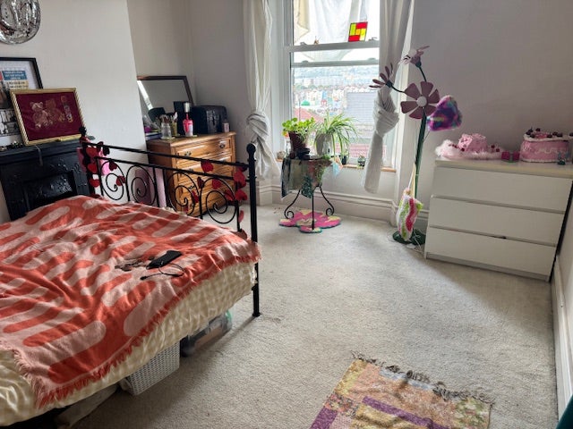Spacious double with view over Bristol Main Photo