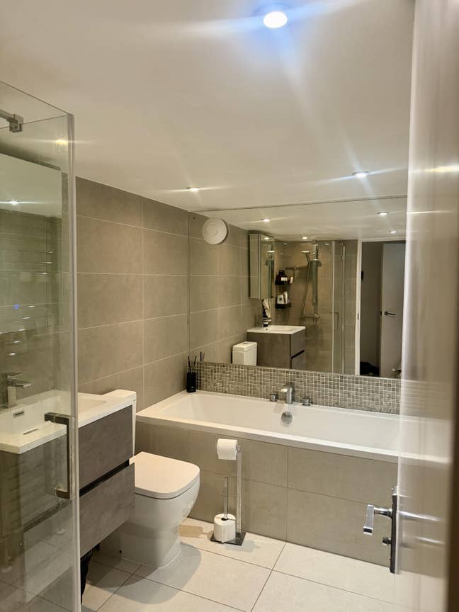 Bright, Spacious 2-Bed Flat with Private Garden Main Photo