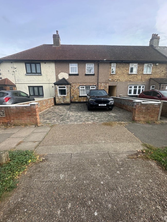 Fantastic 3 bedroom property available now Rainham Main Photo