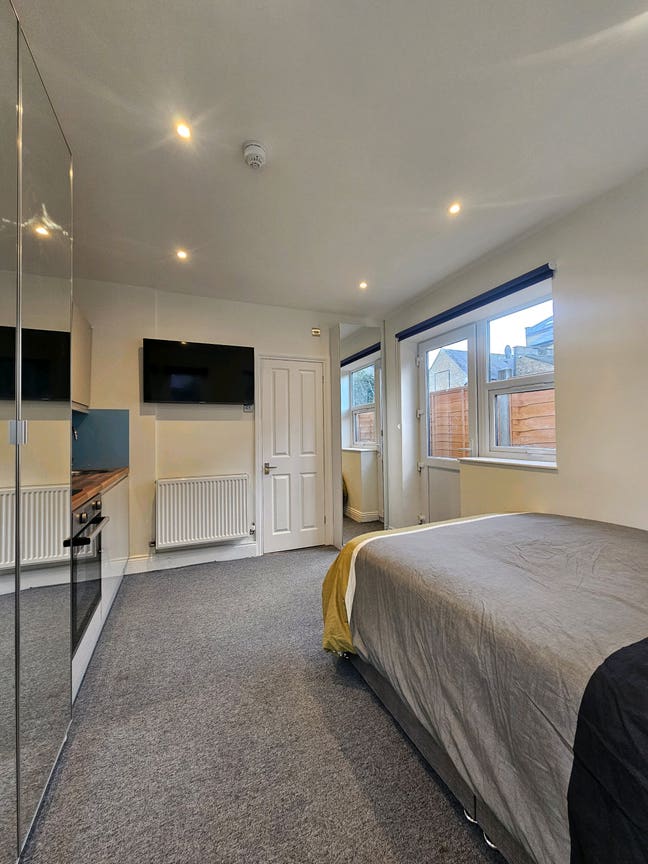 Modern Studio Flats – Prime Location! Main Photo