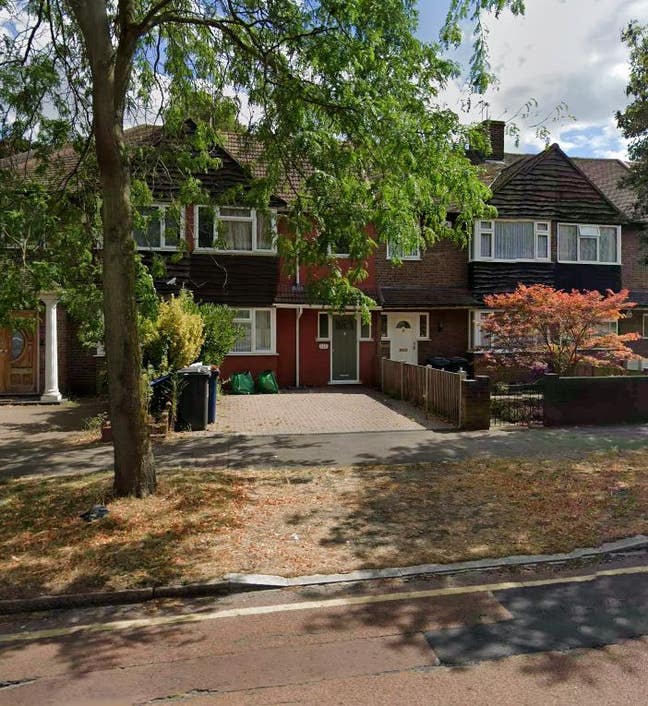 Large Double Bedroom & Driveway Main Photo