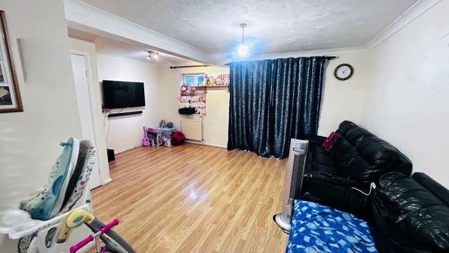 Double room for rent couple or singles Main Photo