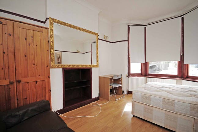 LARGE room Leyton Main Photo