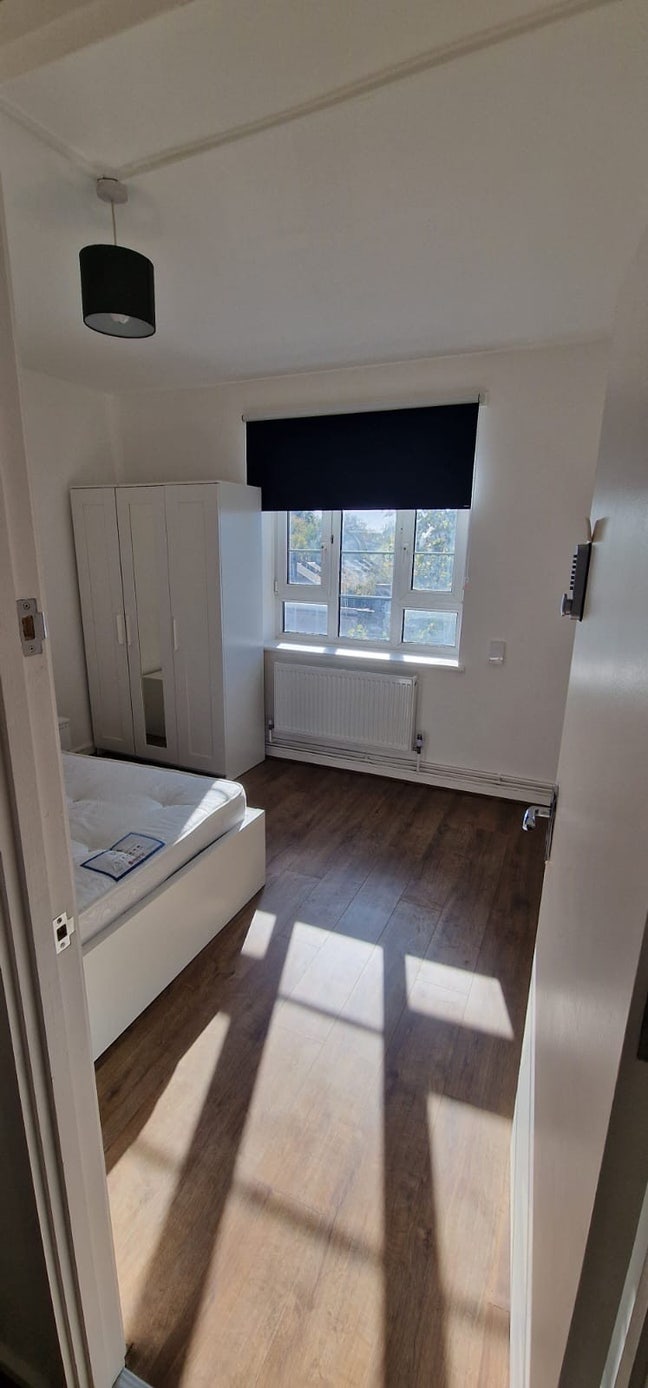 Fully refurbed 3 bed flat in Brixton av now Main Photo