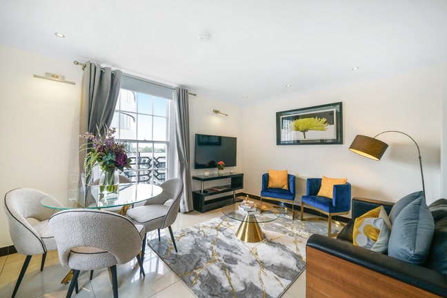 3 Beds 1 Ensuite  Bright & Well-Laid Out Flat 🏡  Main Photo
