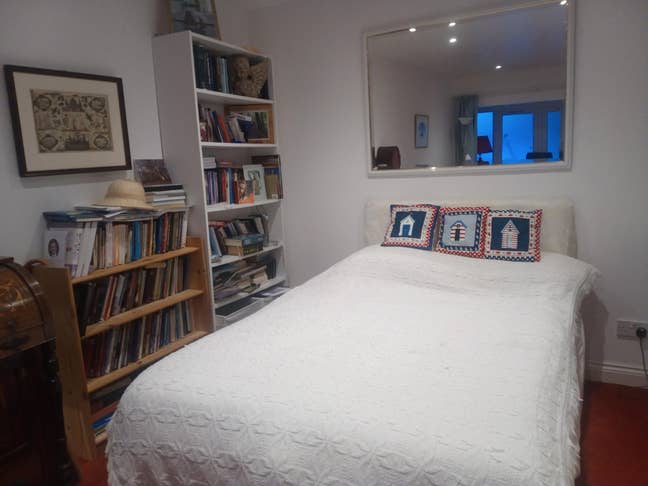 Private en-suite room, village location Main Photo