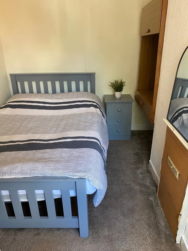 🏡 Bright Double Room in a 3-Bed Home in (B10) Main Photo