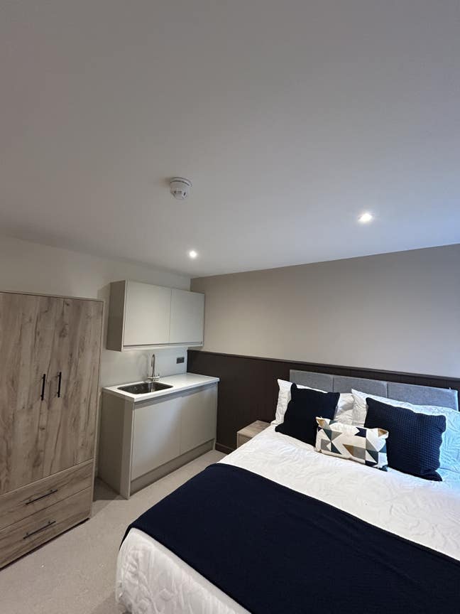 Luxury En-Suite Room's - TV & Tea/Coffee Station🏡 Main Photo