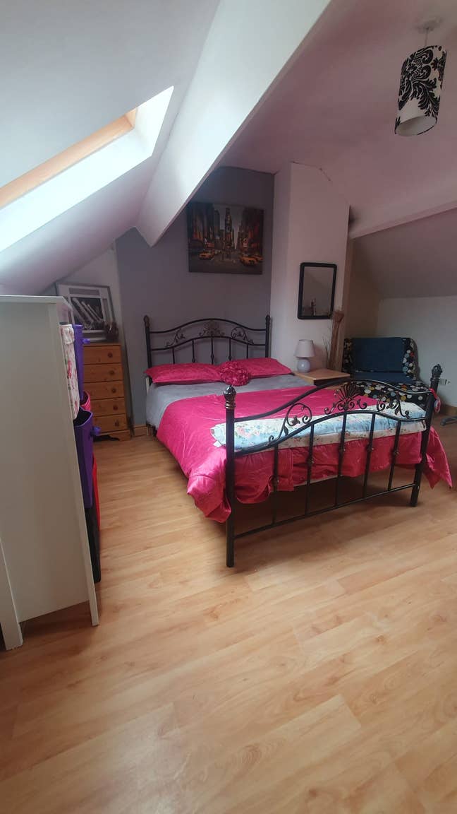 Large Double Room on 3rd floor Main Photo