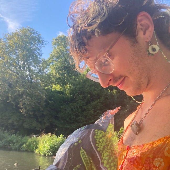 a lil about me, i am a non binary artist / dj... Main Photo