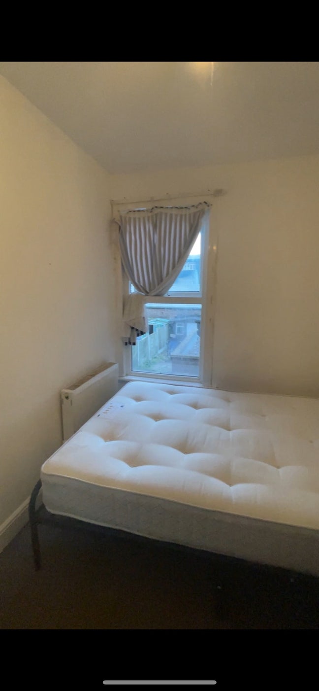 A single room in a clean house Main Photo