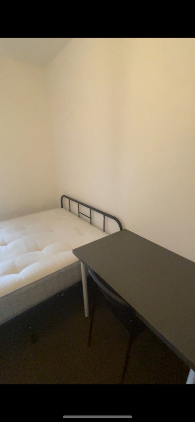 A single room in a clean house  Main Photo