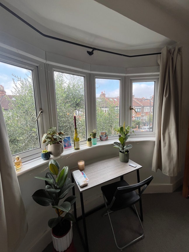 Large Double Room in Social Home Main Photo
