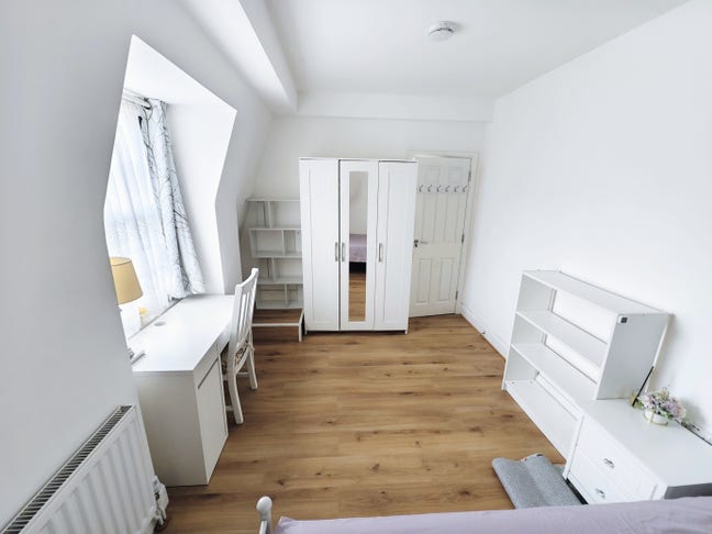 Modern bright dbl ensuite + living room, Inc bills Main Photo