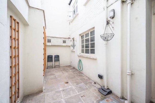  Double room with En-suite and close. Patio access Main Photo