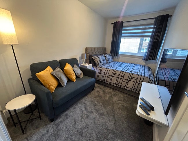 Modern private apartment with kitchen and En-suite Main Photo