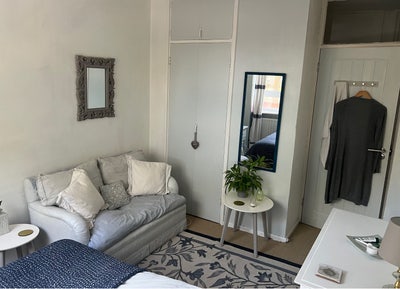 Bright and cosy room in Barons Court! Zone 2 Main Photo
