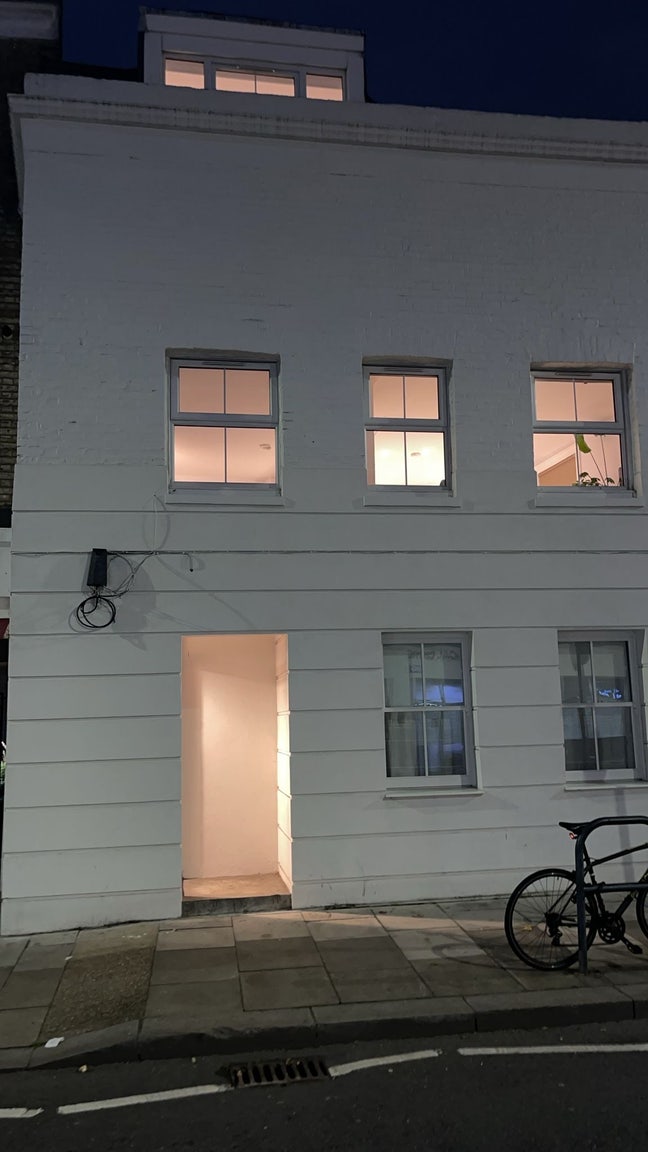 Great refurbished 2 double bedroom flat on 2 Main Photo