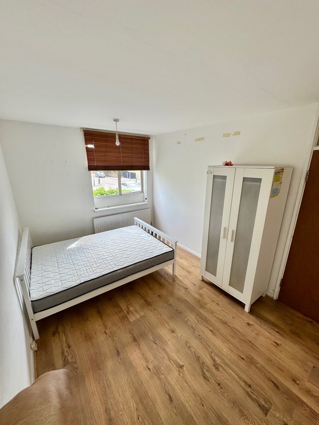 Double/LivingRoom, 7 min Walk to Whitechapel Tube  Main Photo