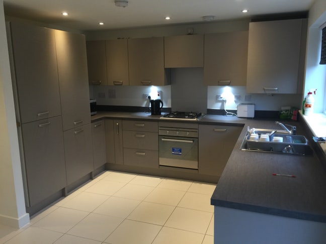 Friendly and Clean 4 bed shared house Main Photo