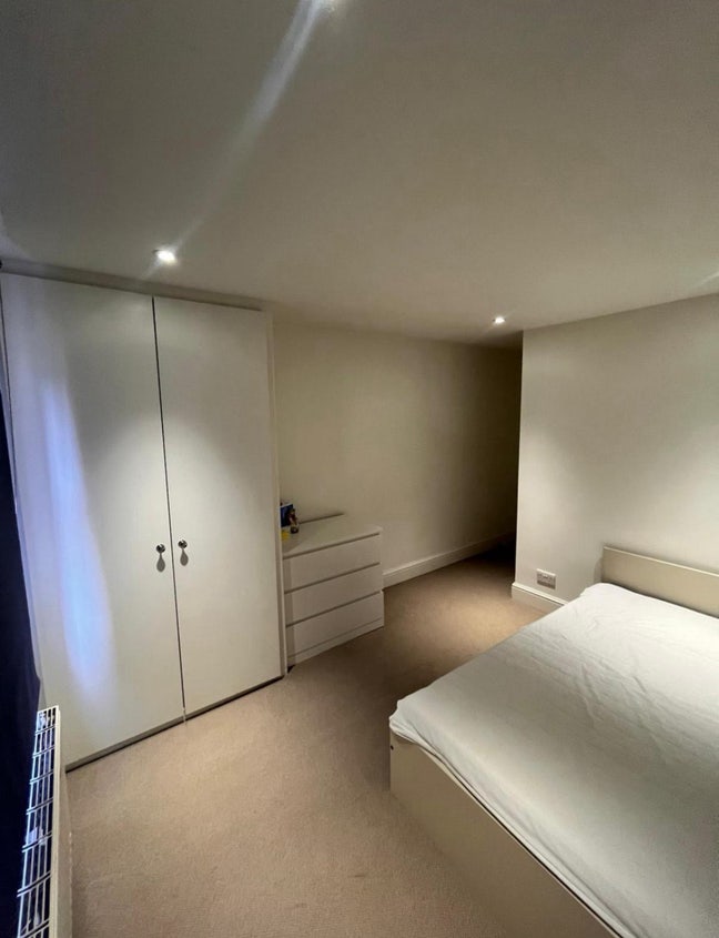 🌿 Garden Access 🏖️ • SW17 0ER • Ensuite Room Main Photo