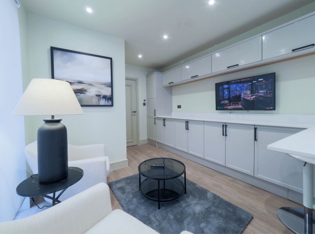 Beautiful newly refurbished house  Main Photo