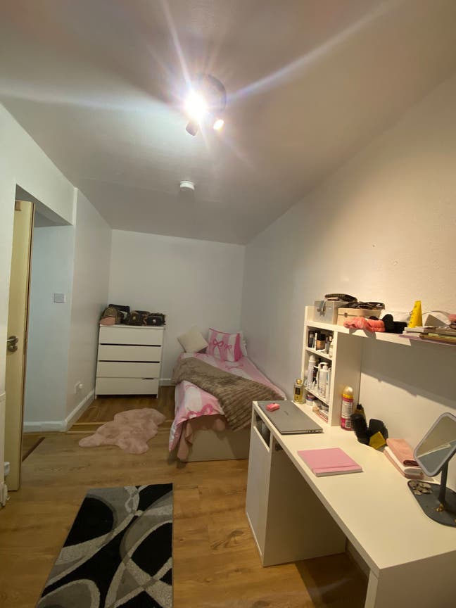 Large single room  Main Photo