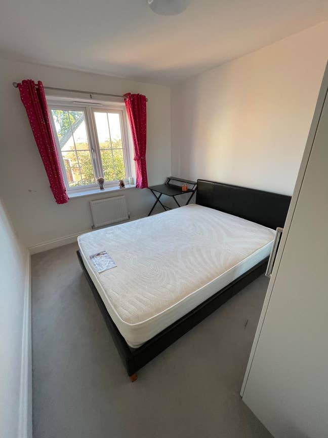 Spacious  Double  room  for  rent   in  HP11  Main Photo