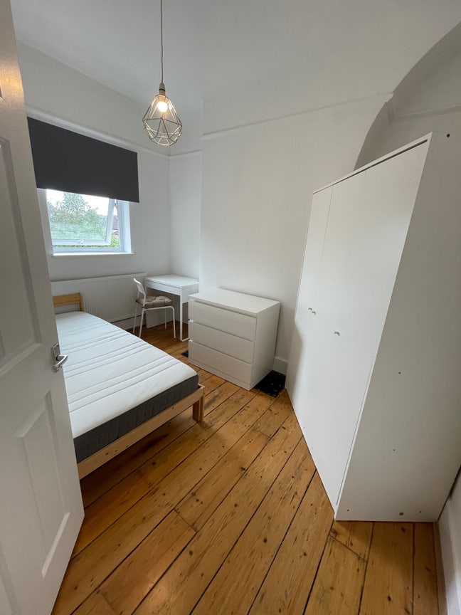 Spacious single rooms Main Photo