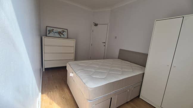 Bright double bedroom in beautiful shared house Main Photo