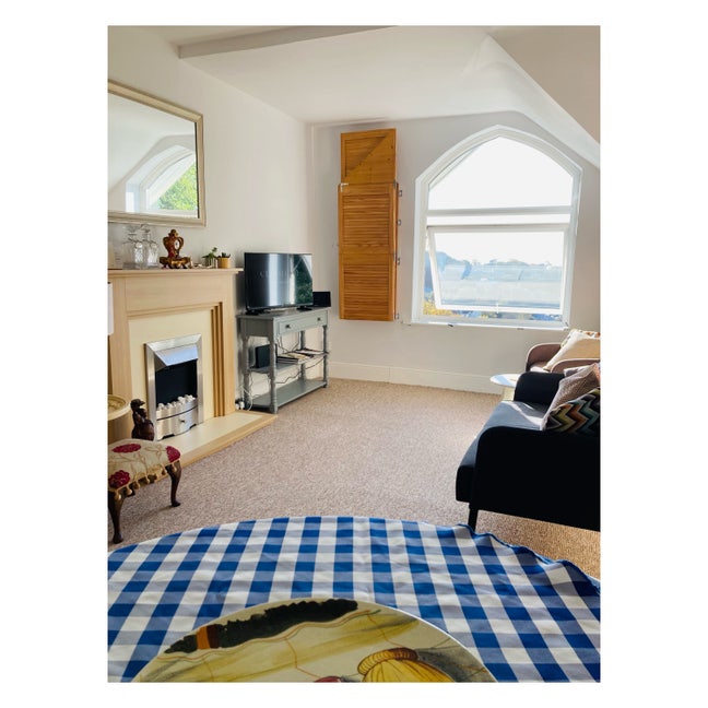 Room in top floor apartment  ..  Main Photo