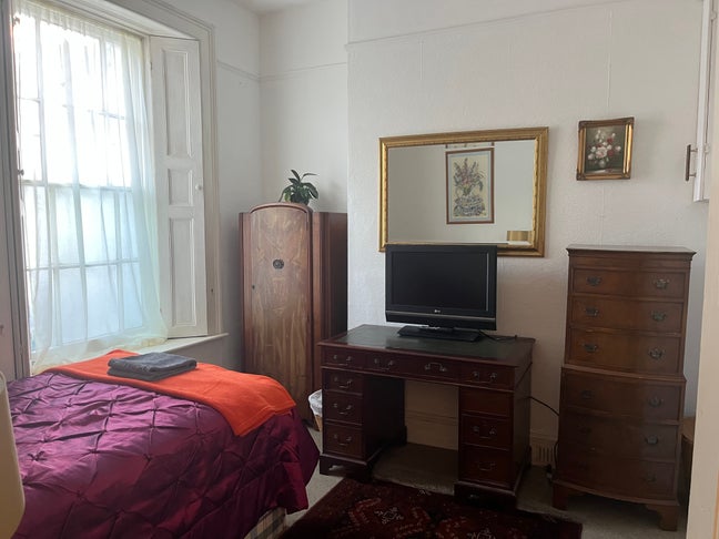 En-Suite Spacious Bedroom in Victorian Home Main Photo