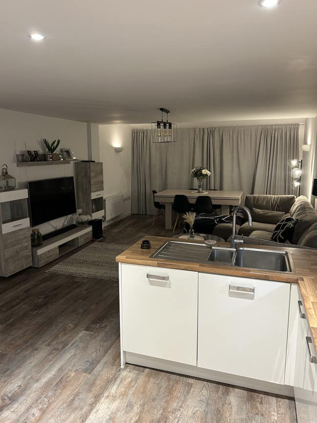 Large Room  Main Photo