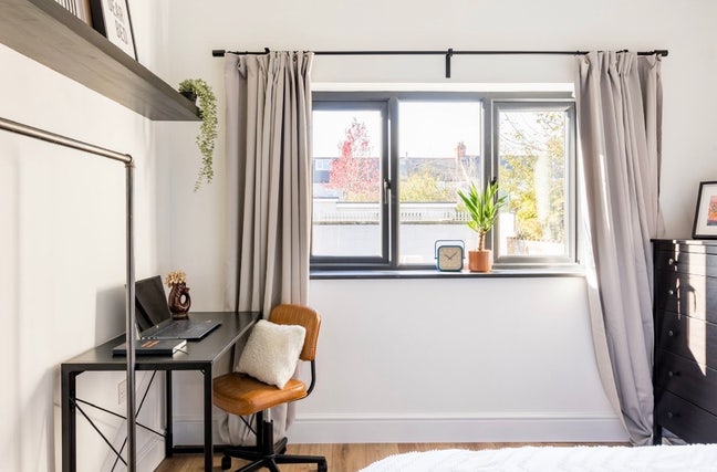En suite room 3 min walk to UHW available 9/11/25 Main Photo