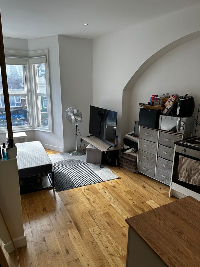 SoSo Stunning Studio, Ensuite, Available Now. Main Photo