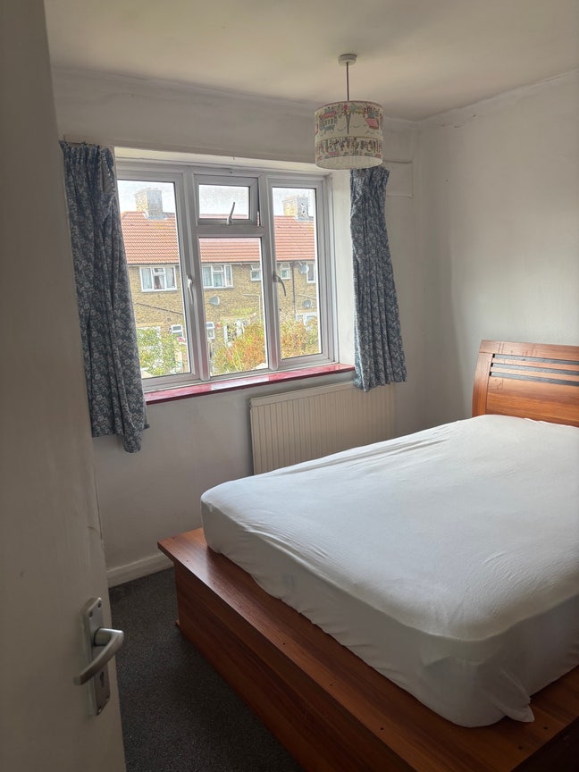 Spacious and Modern Double Room Dagenham Heathway  Main Photo