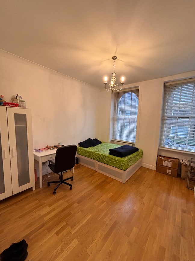 Spacious Room in a 3 Bed house for One Month Main Photo