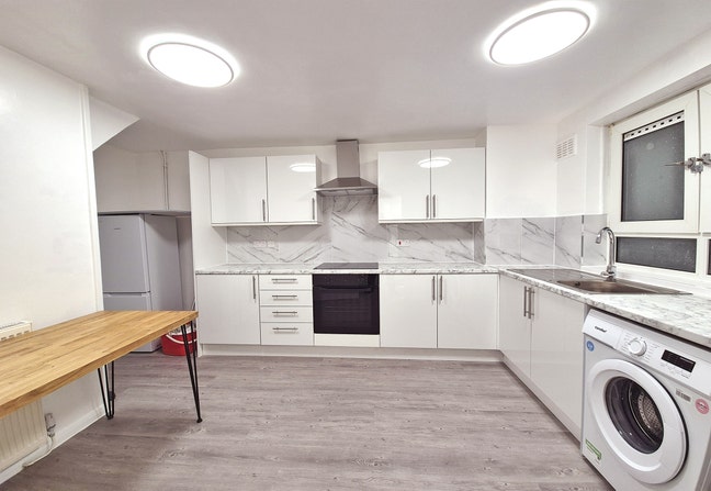 Newly Refurbished Flat in Bow Road Main Photo