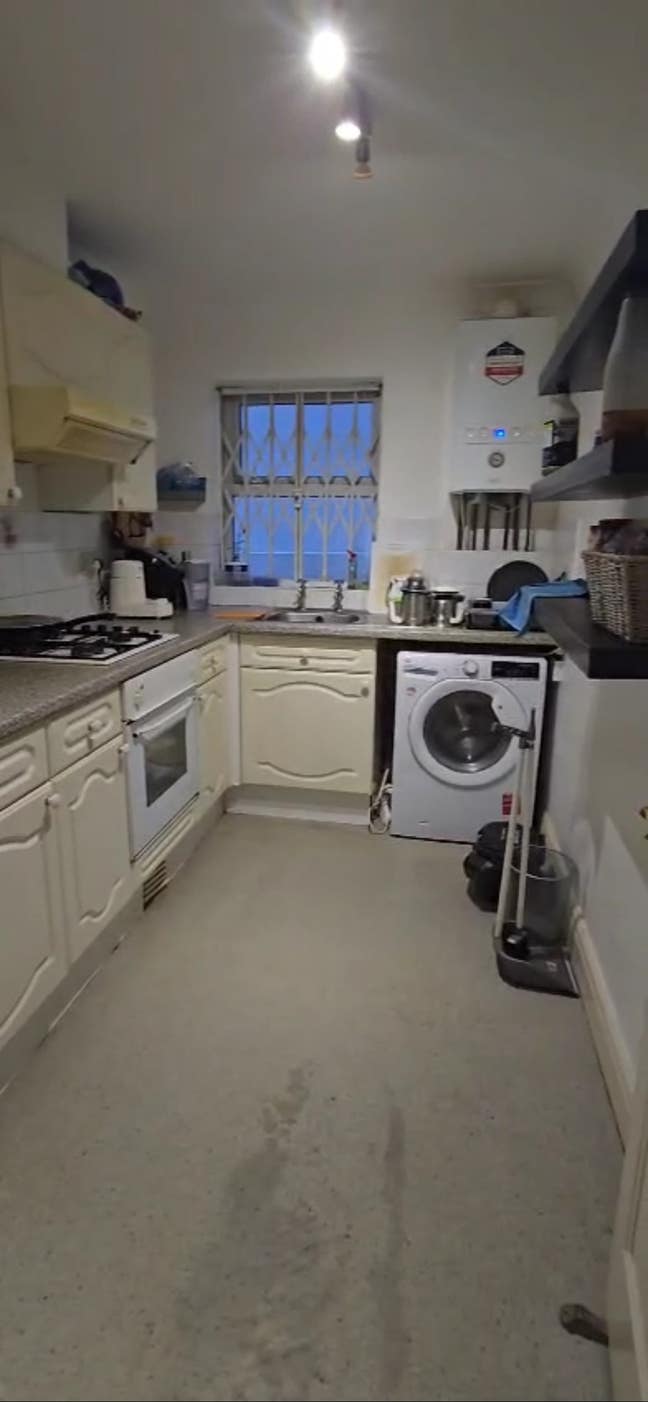 Lovely Double room available-Near East Croydon sta Main Photo